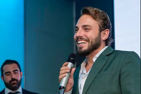 Sergio Olid recogiendo un premio