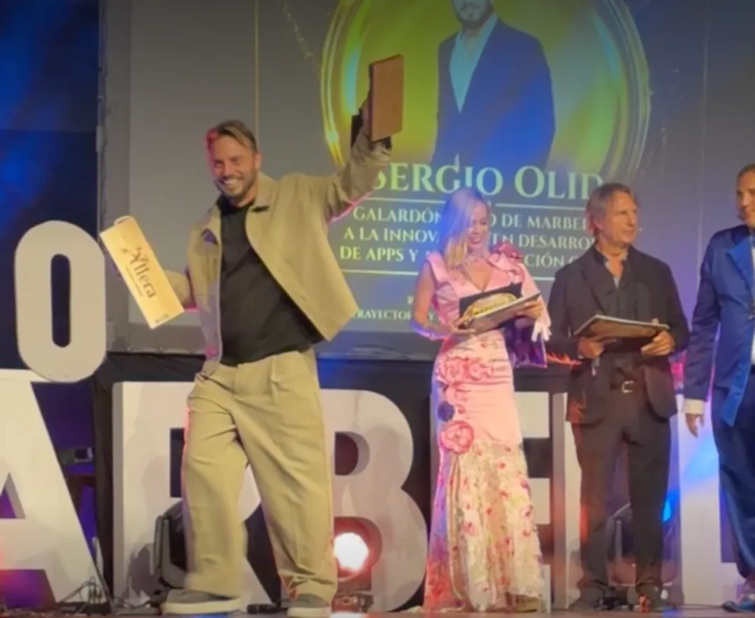 Sergio Olid recoge en el escenario el Galardón Arco de Marbella 2026 a la innovación en desarrollo de apps y automatización con IA